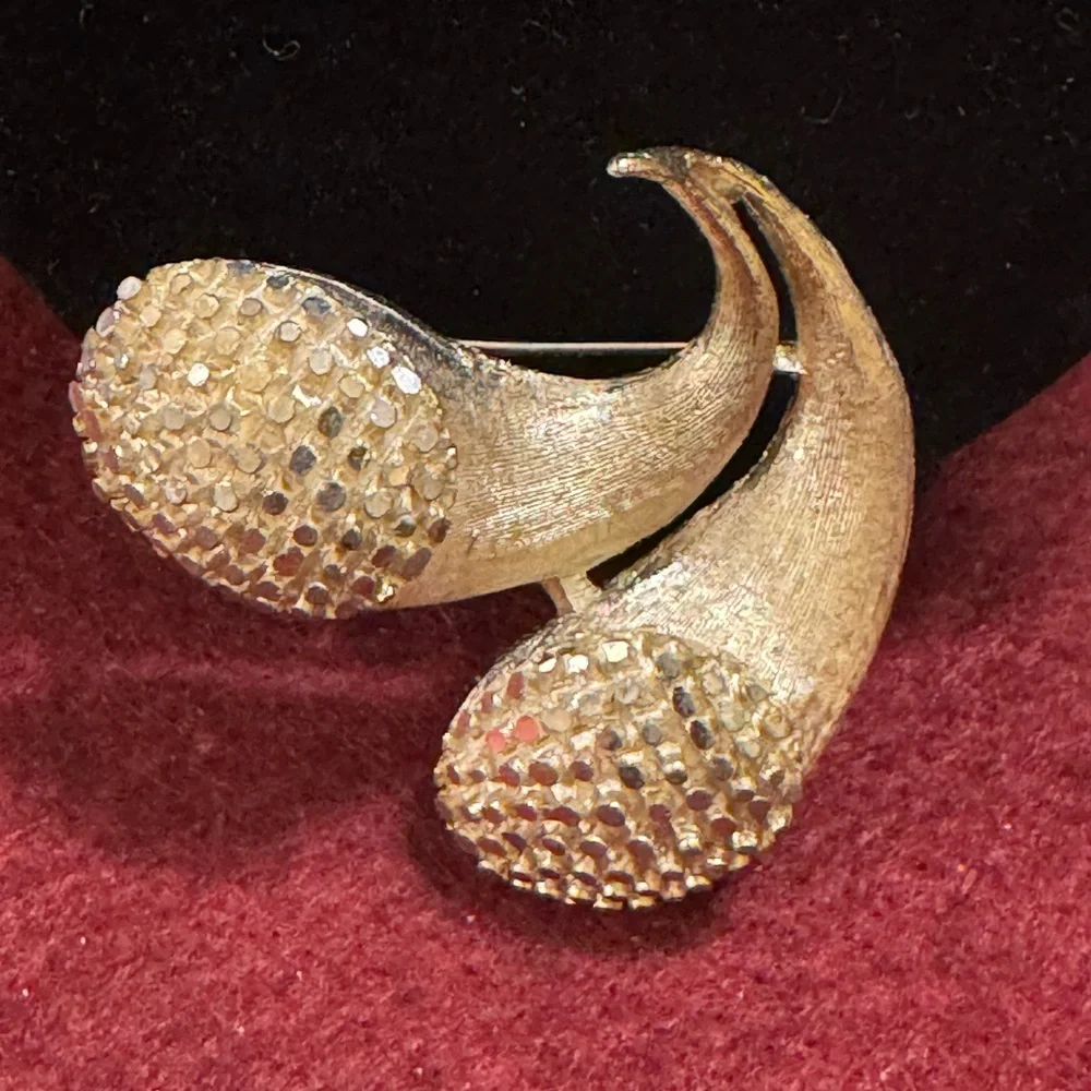 Vintage signed BSK gold tone modernist 1960s textured double comet brooch